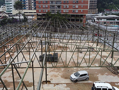 Galpão em treliça com telhas termoacústicas,Vão livre de 17,5 metros. Área total: 3.360 m², Localização: Nova Friburgo-RJ. 