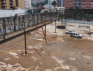 Galpão em treliça com telhas termoacústicas, vão livre de 17,5 metros. Área total: 3.360 m², Localização: Nova Friburgo-RJ. 